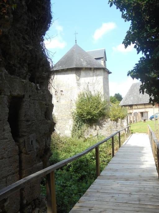 La Ferme Du Chateau Fauguernon Buitenkant foto