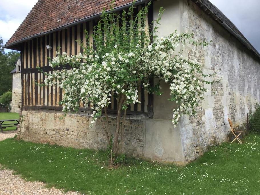 La Ferme Du Chateau Fauguernon Buitenkant foto